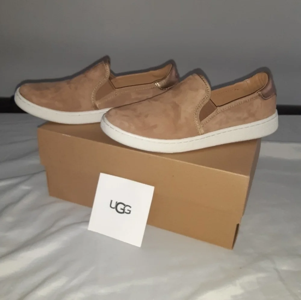 UGG AUSTRALIA WOMENS SLIP ON SNEAKERS - Picture 1 of 7